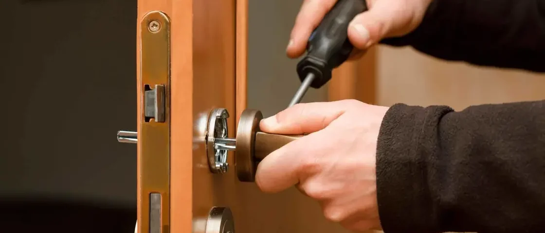 Cuales son los mejores servicios de cerrajeria en Alicante para apertura de puertas 1120x480 - ¿Cuáles son los mejores servicios de cerrajería en Alicante para apertura de puertas?