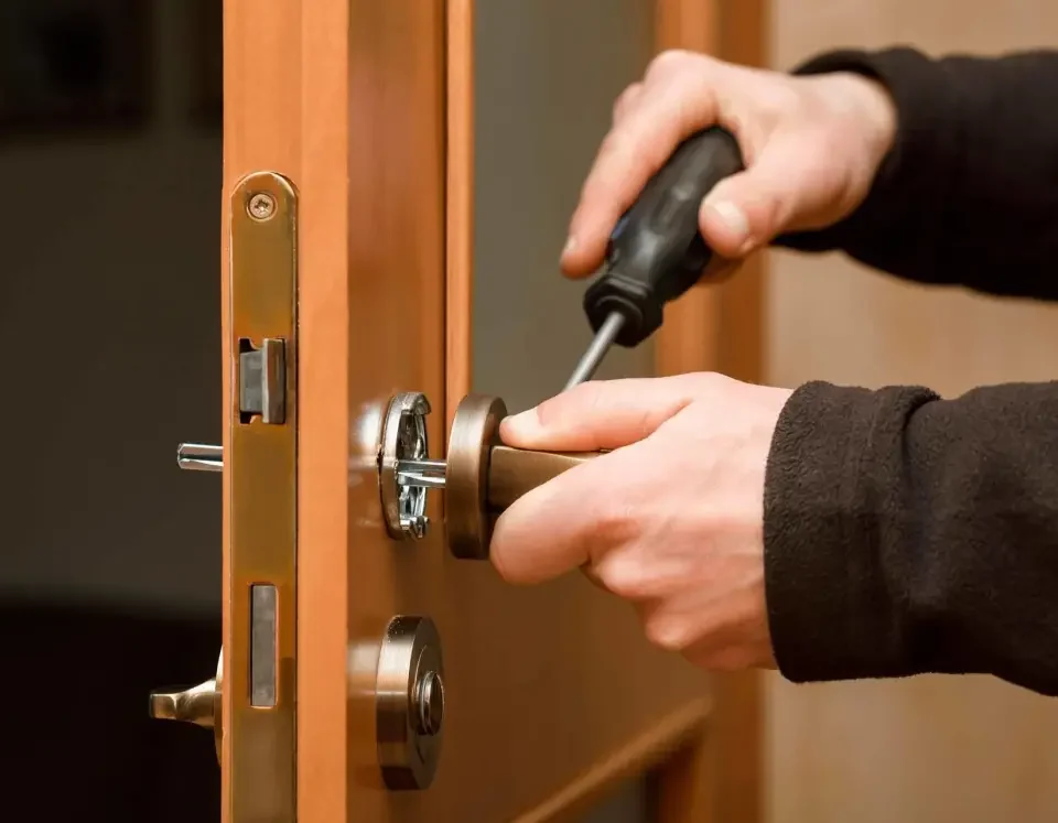 Cuales son los mejores servicios de cerrajeria en Alicante para apertura de puertas 960x747 - ¿Cuáles son los mejores servicios de cerrajería en Alicante para apertura de puertas?