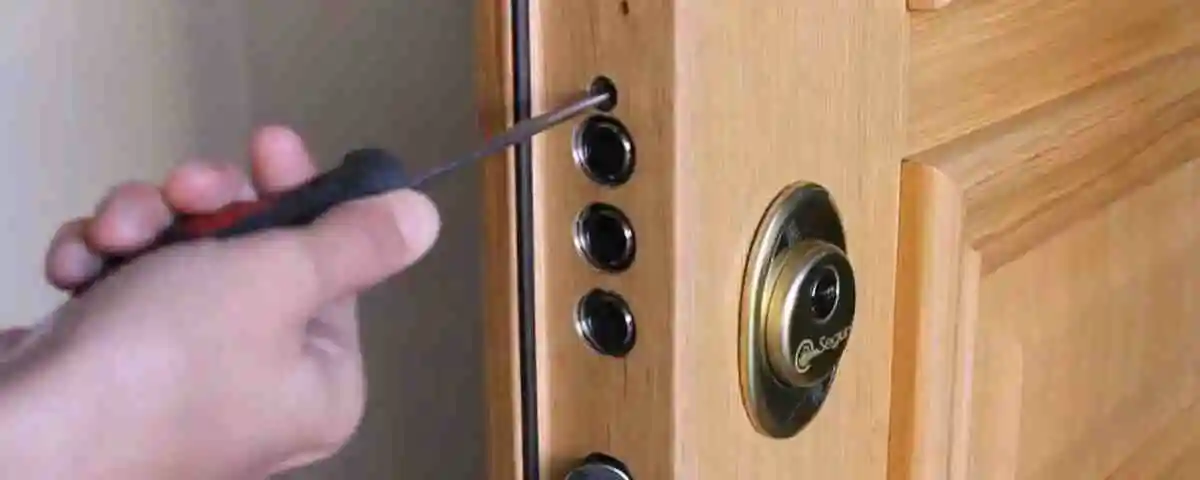 poner cerradura en puerta blindada 1200x480 - Instalar cambiar cerraduras baratos