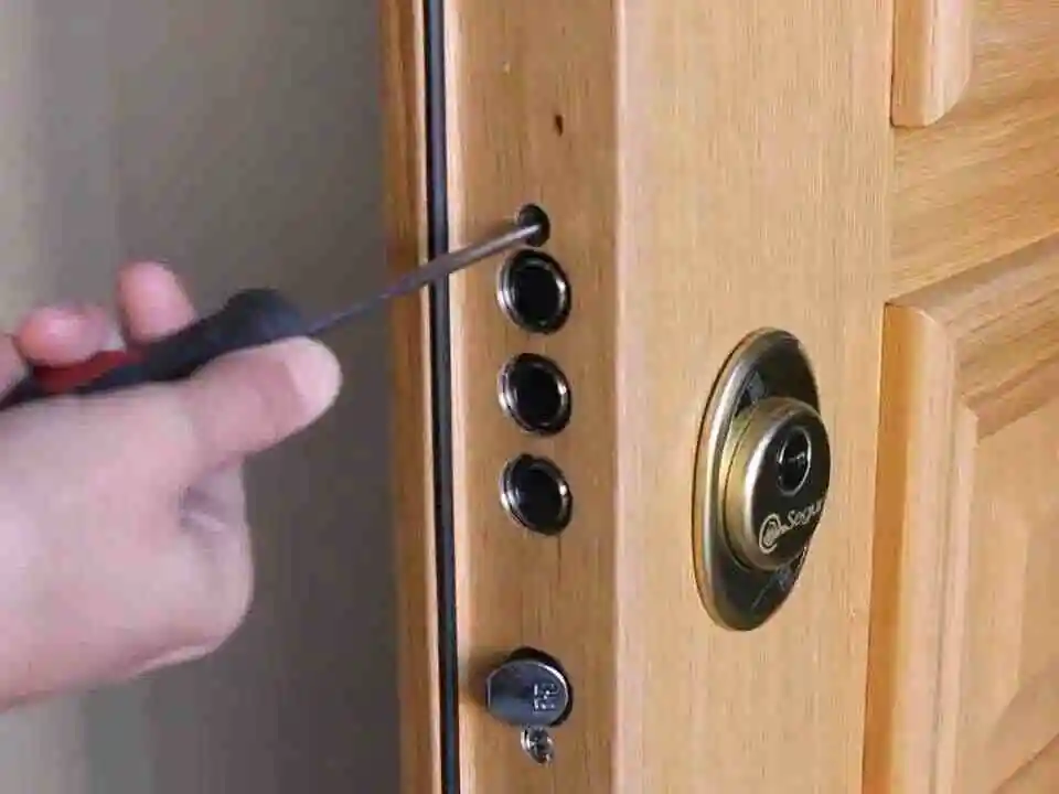 poner cerradura en puerta blindada 960x720 - Instalar cambiar cerraduras baratos