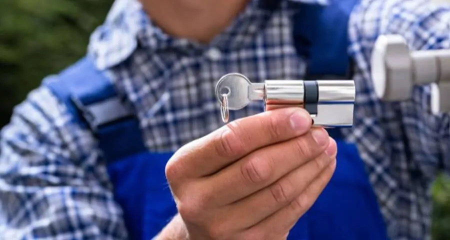 Cual es el mejor servicio de cerrajeria para emergencias 900x480 - ¿Cuál es el mejor servicio de cerrajería en Alicante para emergencias?