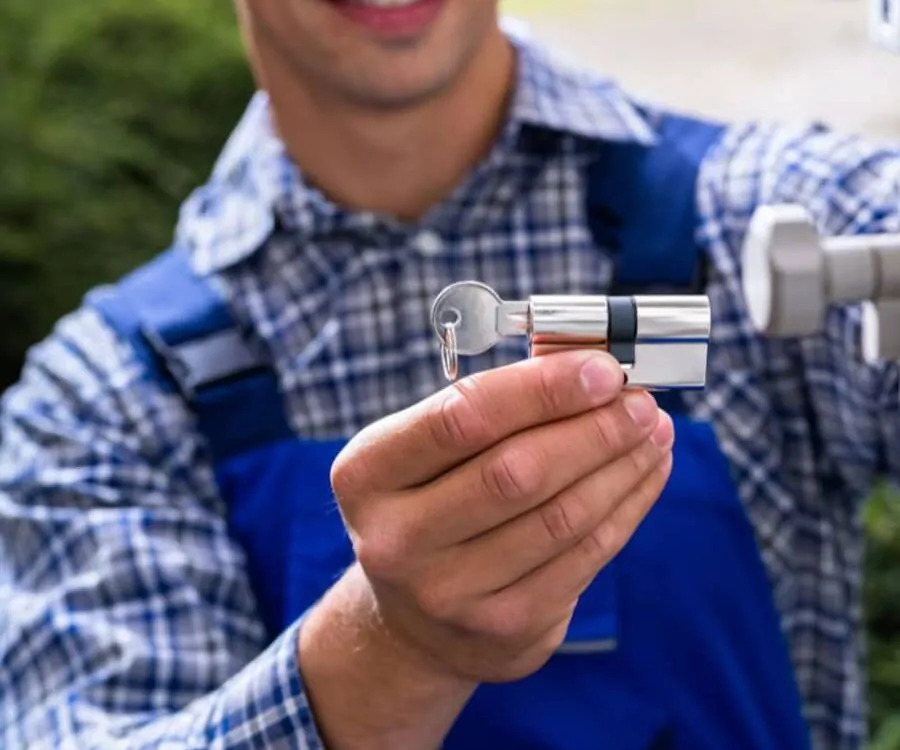 Cual es el mejor servicio de cerrajeria para emergencias 900x750 - ¿Cuál es el mejor servicio de cerrajería en Alicante para emergencias?