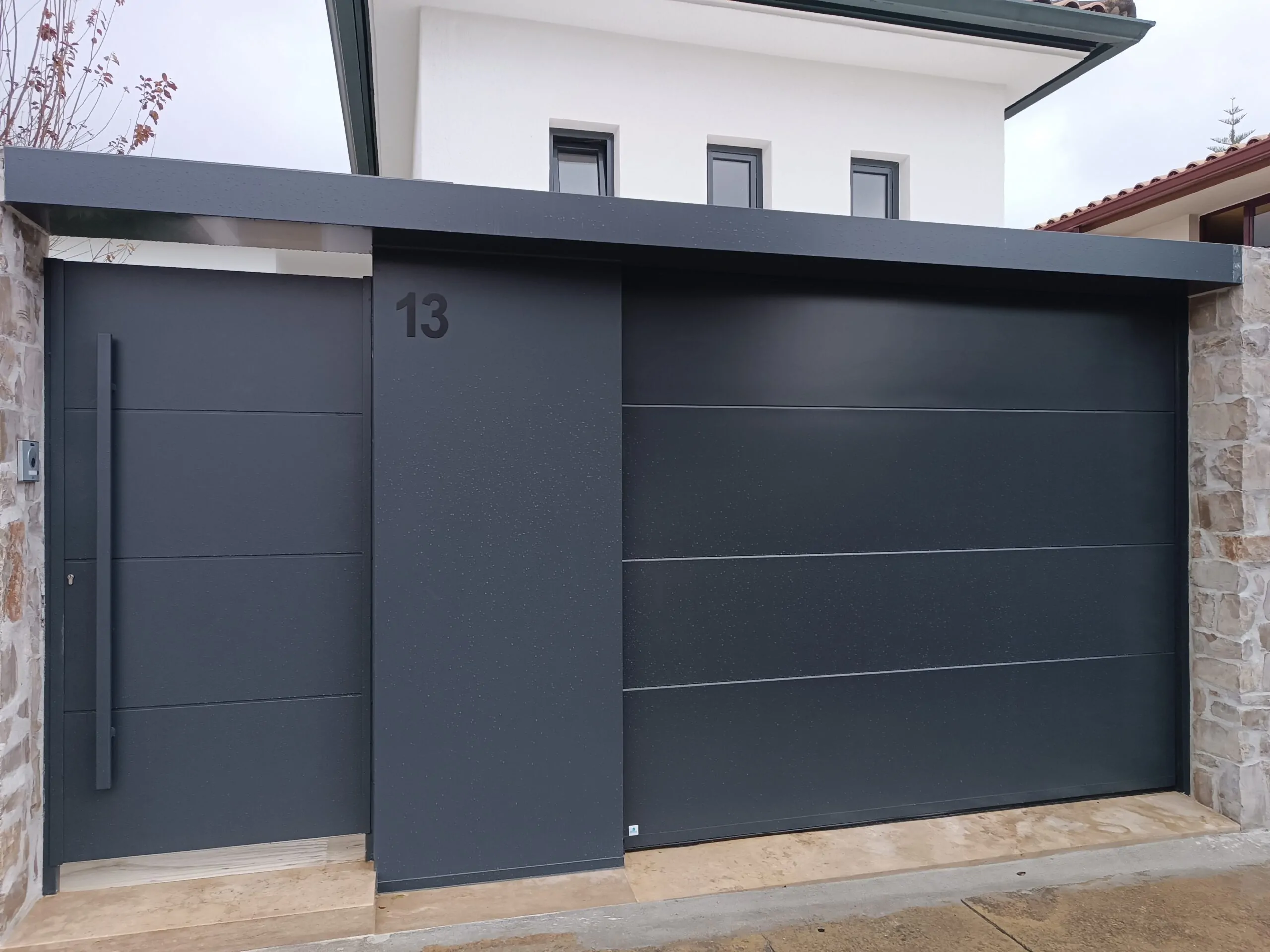 Cuales son las mejores empresas para la reparacion de puertas de garaje scaled - &iquest;Cu&aacute;les son las mejores empresas para la reparaci&oacute;n de puertas de garaje en Alicante?