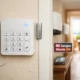 Panel de alarma inalámbrico instalado junto a una puerta en Alicante; Cuales son las opciones mas accesibles en Alicante para la instalacion de sistemas de seguridad