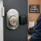 Instalación profesional de cerradura inteligente en puerta mediterránea; Que cerrajeria en Alicante ofrece instalaciones de sistemas de seguridad