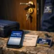 Smartphone y presupuesto de cerrajero junto a una puerta en Alicante; “Donde puedo contratar un cerrajero para apertura de puertas en Alicante”.