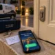 Móvil con “Cerrajero 24 horas Alicante” y “Llamar ahora” junto a cerradura; Encuentra un servicio de cambio de cerraduras disponible 24 horas en Alicante