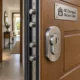 Puerta residencial reforzada con escudo acorazado y cilindro de alta seguridad; Cuales son las cerraduras mas seguras para instalar en una casa
