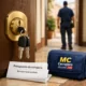 Puerta blindada con cilindro de latón, llaves y presupuesto; técnico al fondo. Cuales son los servicios de cerrajeria mas recomendados en Alicante