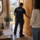 Como contratar un cerrajero para cambiar la cerradura de mi puerta en Alicante: cerrajero y cliente revisan la puerta y las llaves.